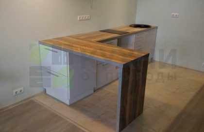 Белая кухня без верхних фасадов с фасадами из пластика