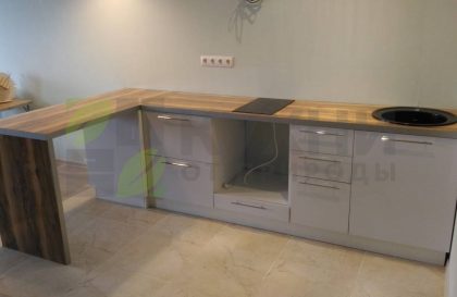 Белая кухня без верхних фасадов с фасадами из пластика