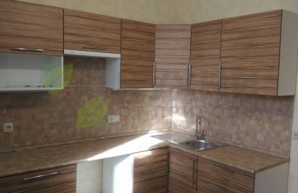 Угловая кухня с фасадами из экошпона