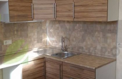Угловая кухня с фасадами из экошпона