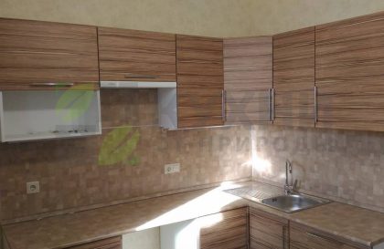 Угловая кухня с фасадами из экошпона