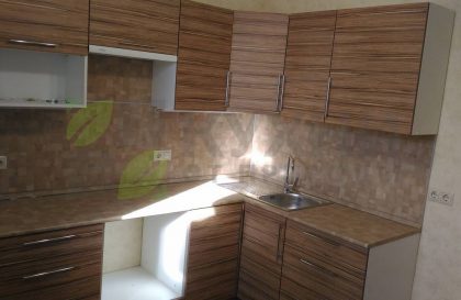 Угловая кухня с фасадами из экошпона