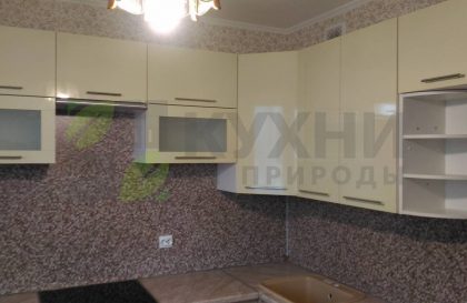 Кухня с фасадами из глянцевого пластика