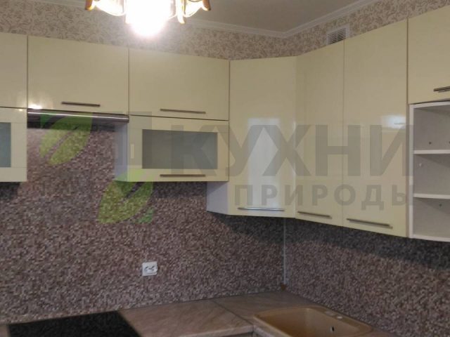 Кухня с фасадами из глянцевого пластика
