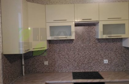 Кухня с фасадами из глянцевого пластика