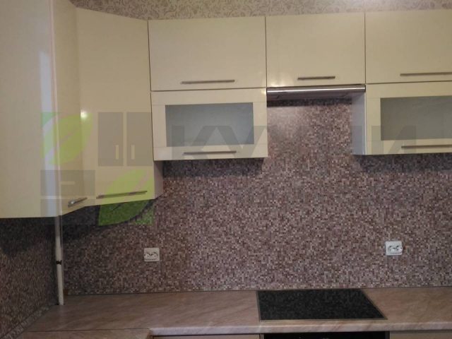 Кухня с фасадами из глянцевого пластика