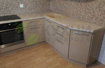 Кухня с фасадами из глянцевого пластика