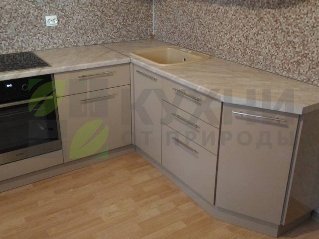 Кухня с фасадами из глянцевого пластика