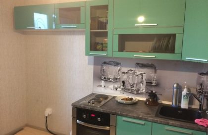 Кухня на металлических ножках с фасадами пластик