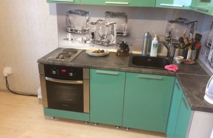 Кухня на металлических ножках с фасадами пластик