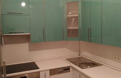 Кухня с глянцевыми фасадами цвета зеленый чай
