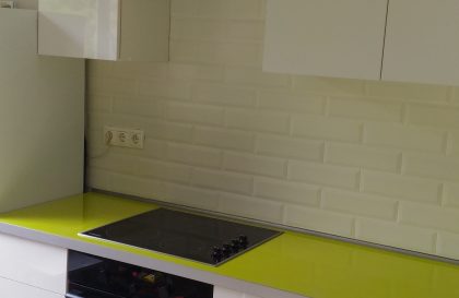 Глянцевая кухня с белыми фасадами из пластика