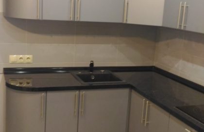 Кухня в сером цвете с матовыми фасадами из окрашенного МДФ