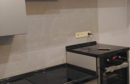 Кухня в сером цвете с матовыми фасадами из окрашенного МДФ