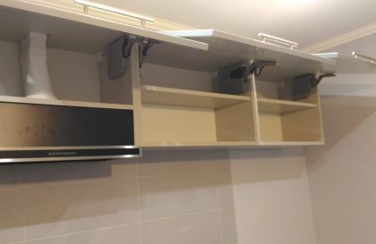 Кухня в сером цвете с матовыми фасадами из окрашенного МДФ