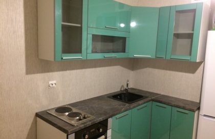 Кухня на металлических ножках с фасадами пластик