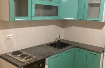 Кухня на металлических ножках с фасадами пластик