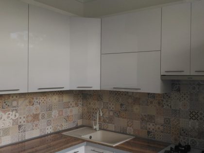 Кухня Вардек с фасадами из белого глянцевого пластика