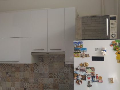 Кухня Вардек с фасадами из белого глянцевого пластика