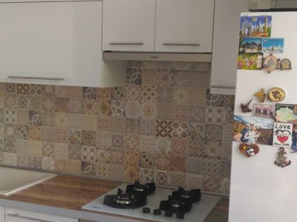 Кухня Вардек с фасадами из белого глянцевого пластика