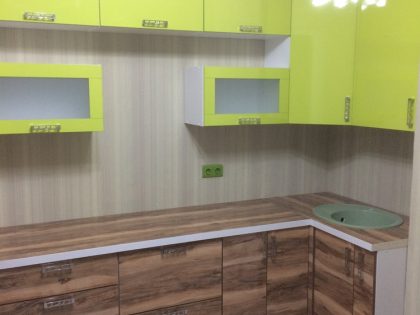Кухня Вардекс с лаймовыми фасадами с покрытием из пластика