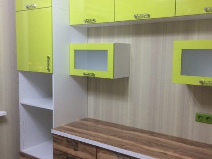 Кухня Вардекс с лаймовыми фасадами с покрытием из пластика