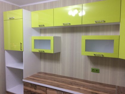 Кухня Вардекс с лаймовыми фасадами с покрытием из пластика