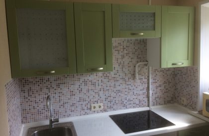 Прямая кухня Лэйди с салатовыми фасадами из массива