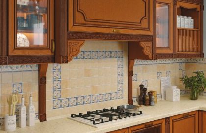 Кухня Мадейра с фасадами из массива ясеня в классическом стиле