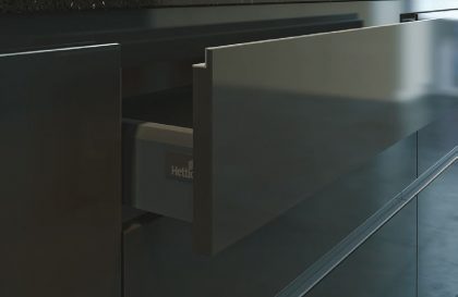 П-образная кухня с островом с фасадами из акрила «ИНТЕГРО»