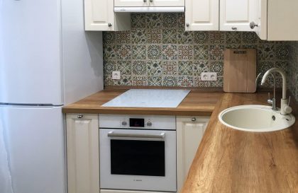 Светлая кухня Мелиса с фасадами из массива
