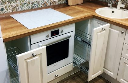 Светлая кухня Мелиса с фасадами из массива