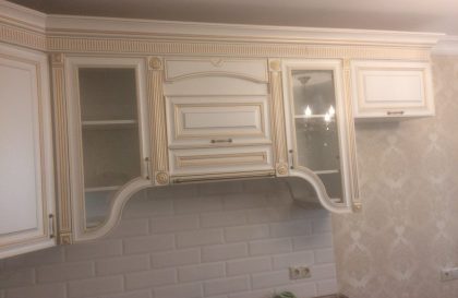 Угловая кухня Эллада с фасадами из МДФ в стиле классика