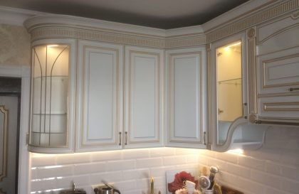 Угловая кухня Эллада с фасадами из МДФ в стиле классика
