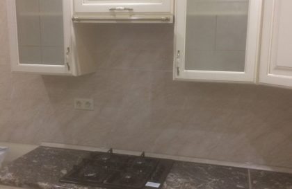 Угловая кухня Европа с белыми фасадами в стиле неоклассика