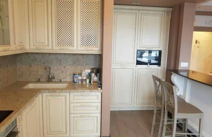 Кремовая угловая кухня Торино с фасадами из массива