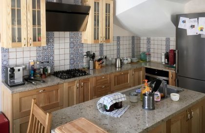 Кухня с островом Тринтино с фасадами из массива ясеня