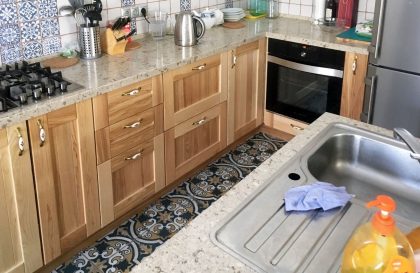 Кухня с островом Тринтино с фасадами из массива ясеня