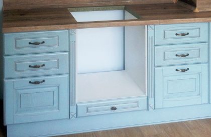 Голубая кухня Вернисаж с фасадами из шпонированного МДФ