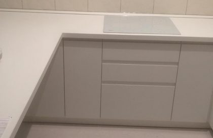 Кухня Бриз с тёмными фасадами из МДФ с фрезерованной ручкой
