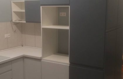 Кухня Бриз с тёмными фасадами из МДФ с фрезерованной ручкой