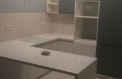 Кухня Бриз с тёмными фасадами из МДФ с фрезерованной ручкой