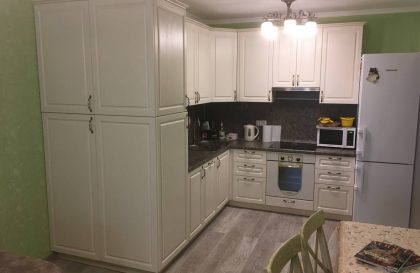 Угловая светлая кухня Мелисса из массива дуба