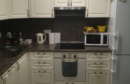 Угловая светлая кухня Мелисса из массива дуба