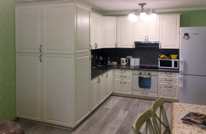 Угловая светлая кухня Мелисса из массива дуба