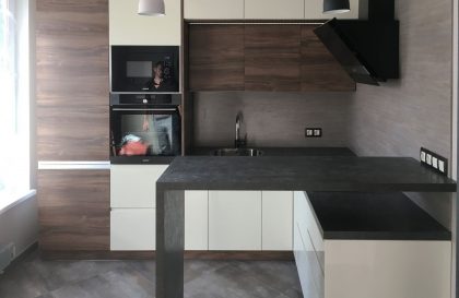 Угловая кухня с барной стойкой Тиндер