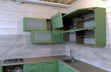 Салатовая кухня Альба с рамочными фасадами из массива дерева