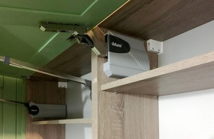 Салатовая кухня Альба с рамочными фасадами из массива дерева