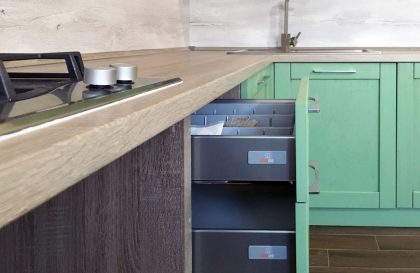Салатовая кухня Альба с рамочными фасадами из массива дерева