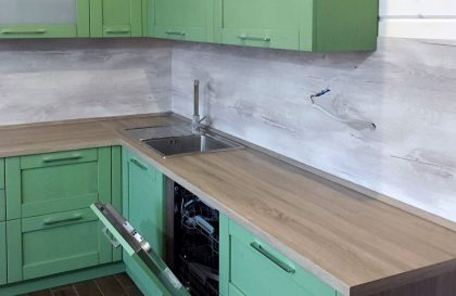 Салатовая кухня Альба с рамочными фасадами из массива дерева